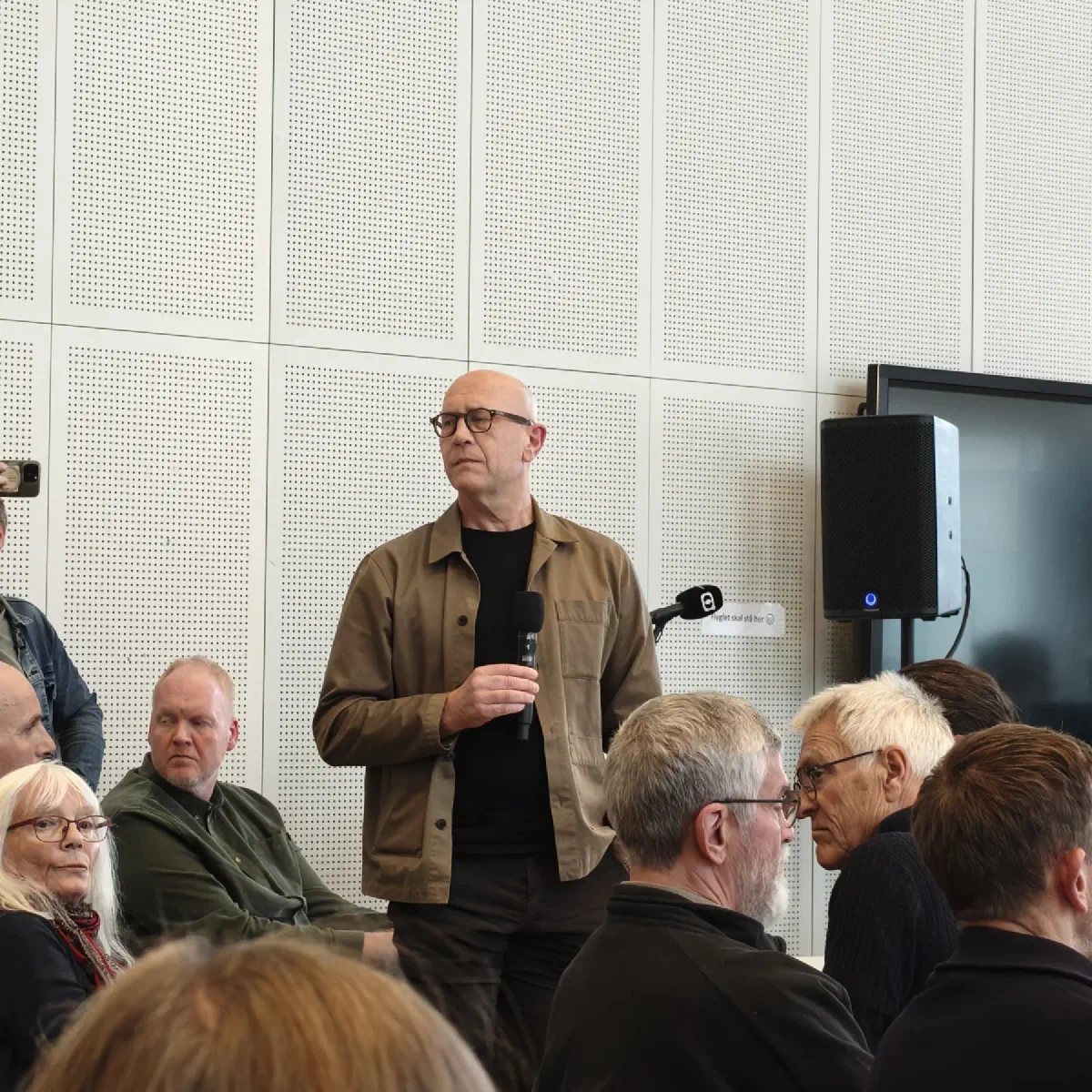 En borger stiller et spørgsmål ved borgermødet om Granvej 12