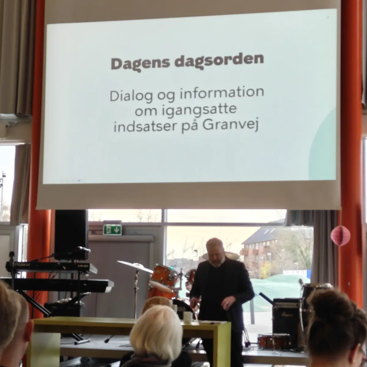 Dagsordenen for dialogmødet om indsatserne på Granvej vises på lærredet