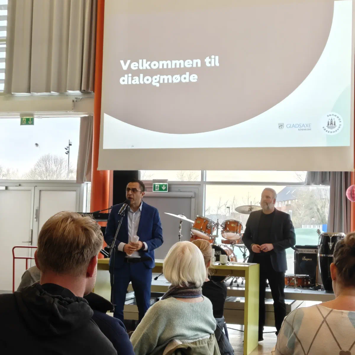 Repræsentanter fra kommunerne byder velkommen til borgermødet om Granvej 12