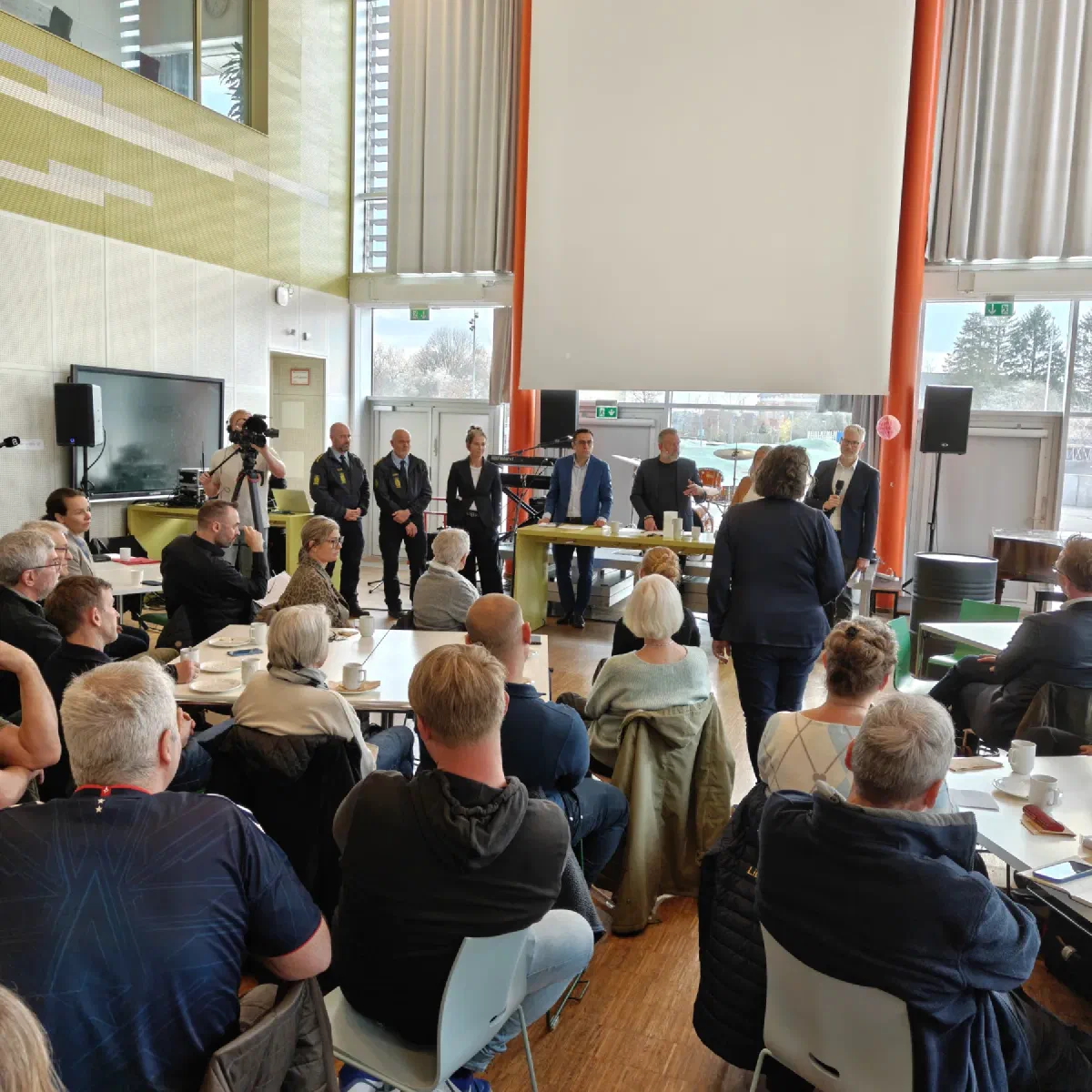 Panel, politi og borgere i dialog ved borgermødet om Granvej 12 på Bagsværd Skole