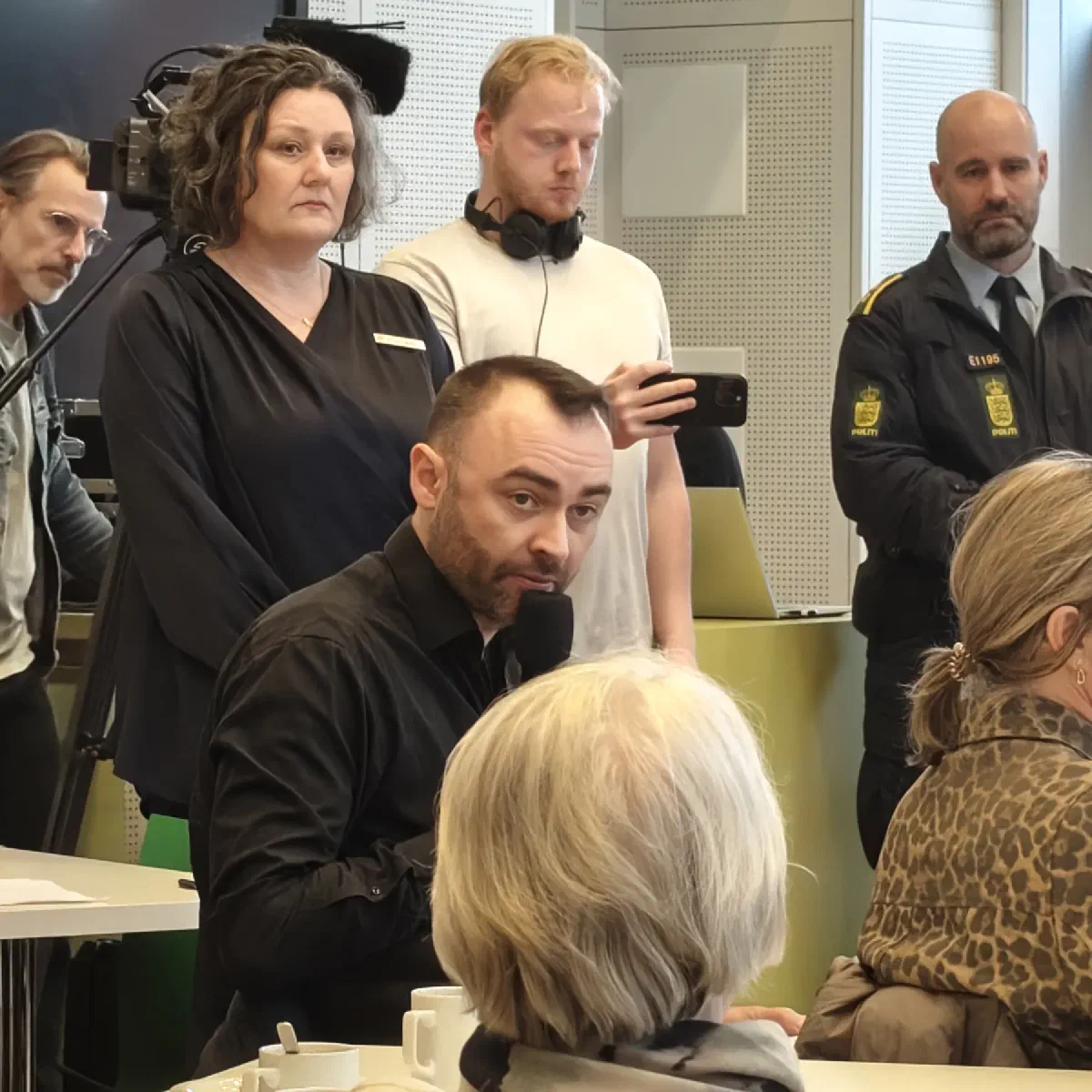 En deltager taler under dialogen om Granvej 12 på Bagsværd Skole
