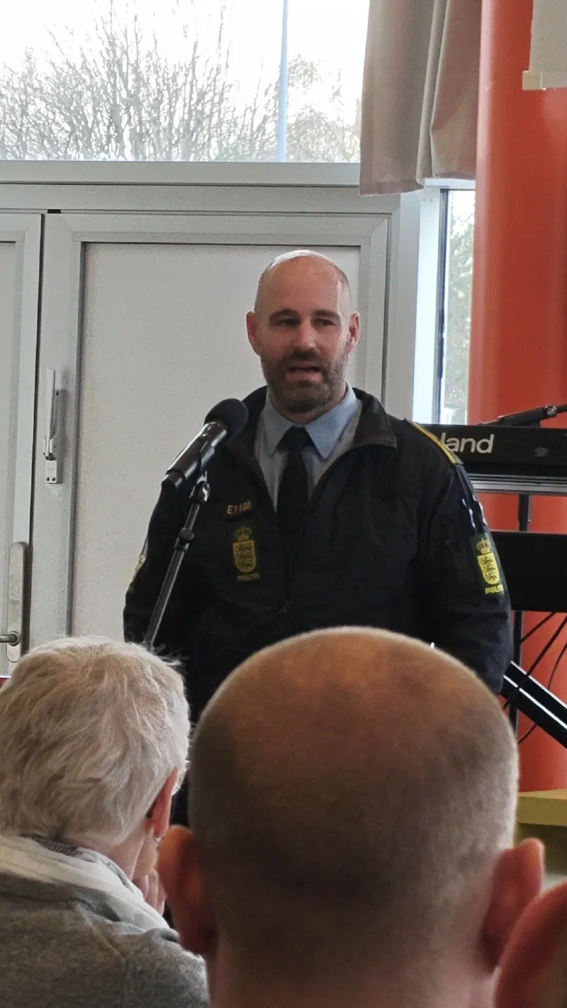 En politibetjent holder oplæg ved borgermødet om Granvej 12