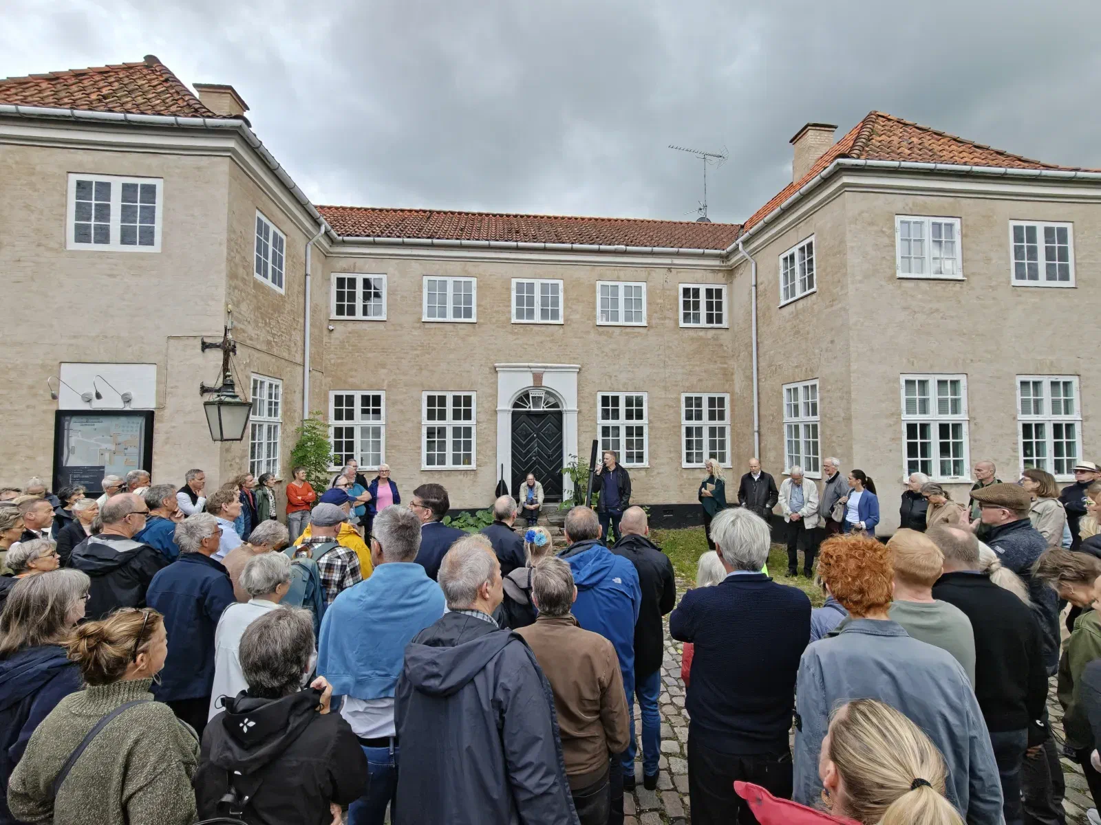 Borgere samlet foran Haraldsgaves hovedbygning den 9. juni 2026