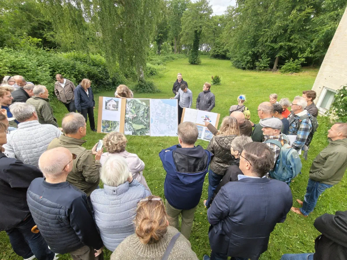 Borgere ser projektplancher med kort og boligskitser