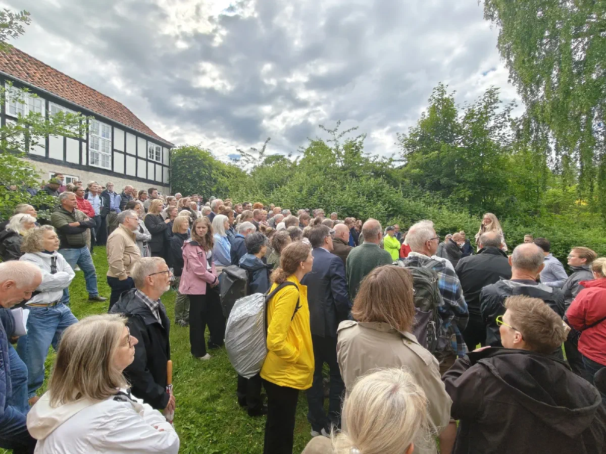 Mange borgere samlet ved Haraldsgaves have og bindingsværksbygning