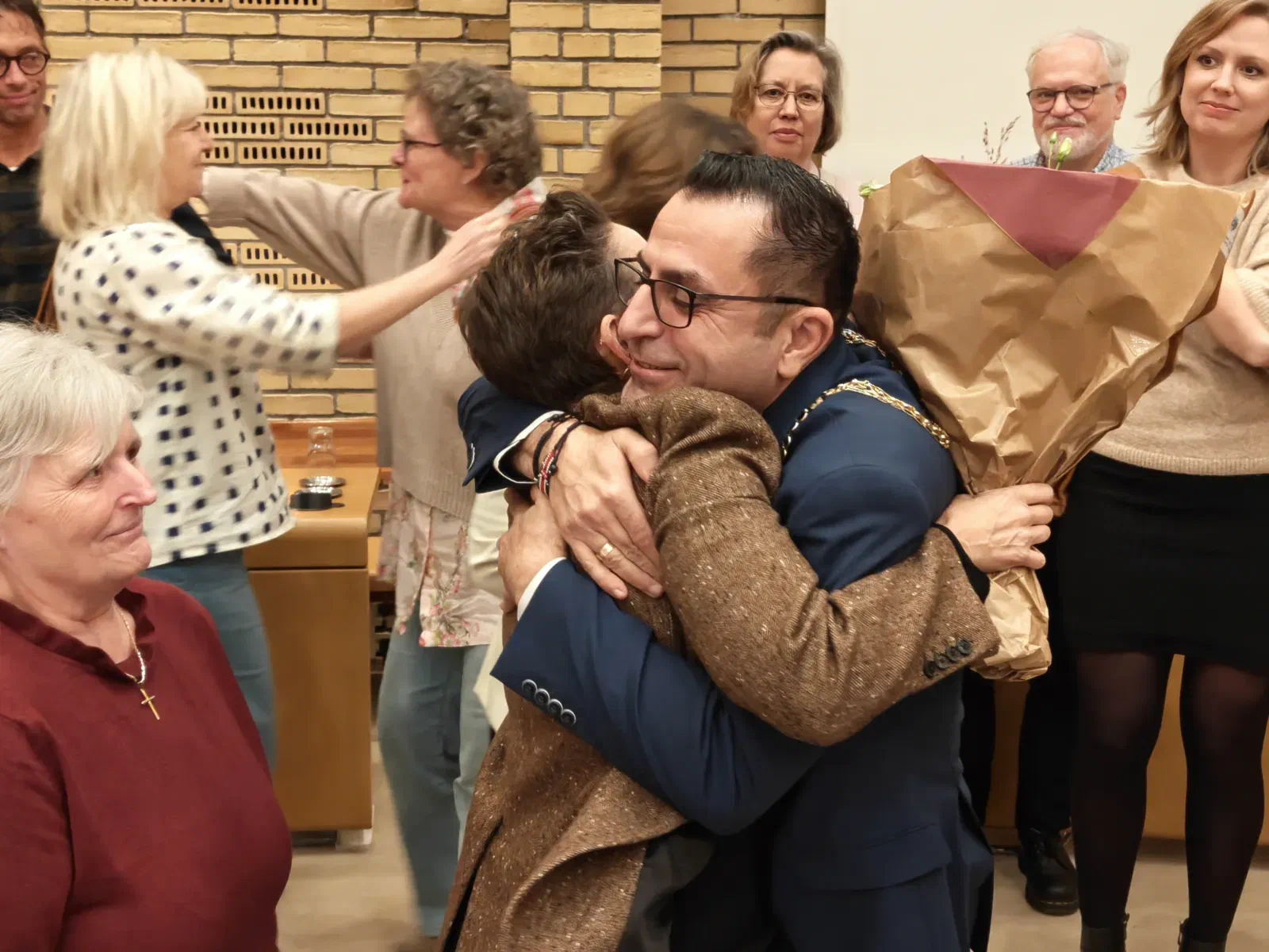 Serdal Benli får et knus blandt gratulanter i byrådssalen