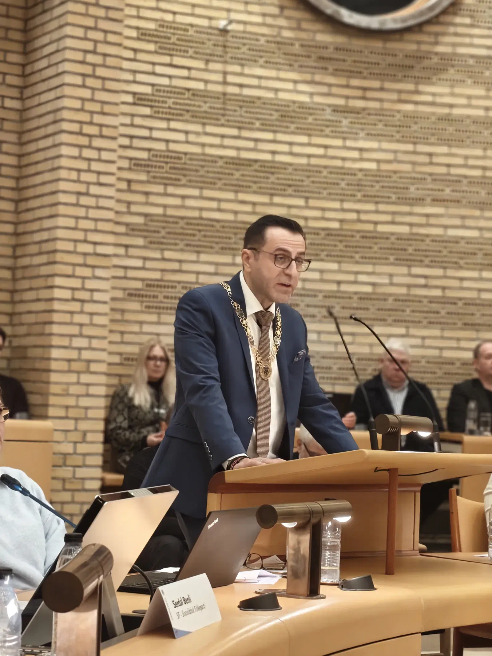 Serdal Benli med borgmesterkæden ved talerstolen