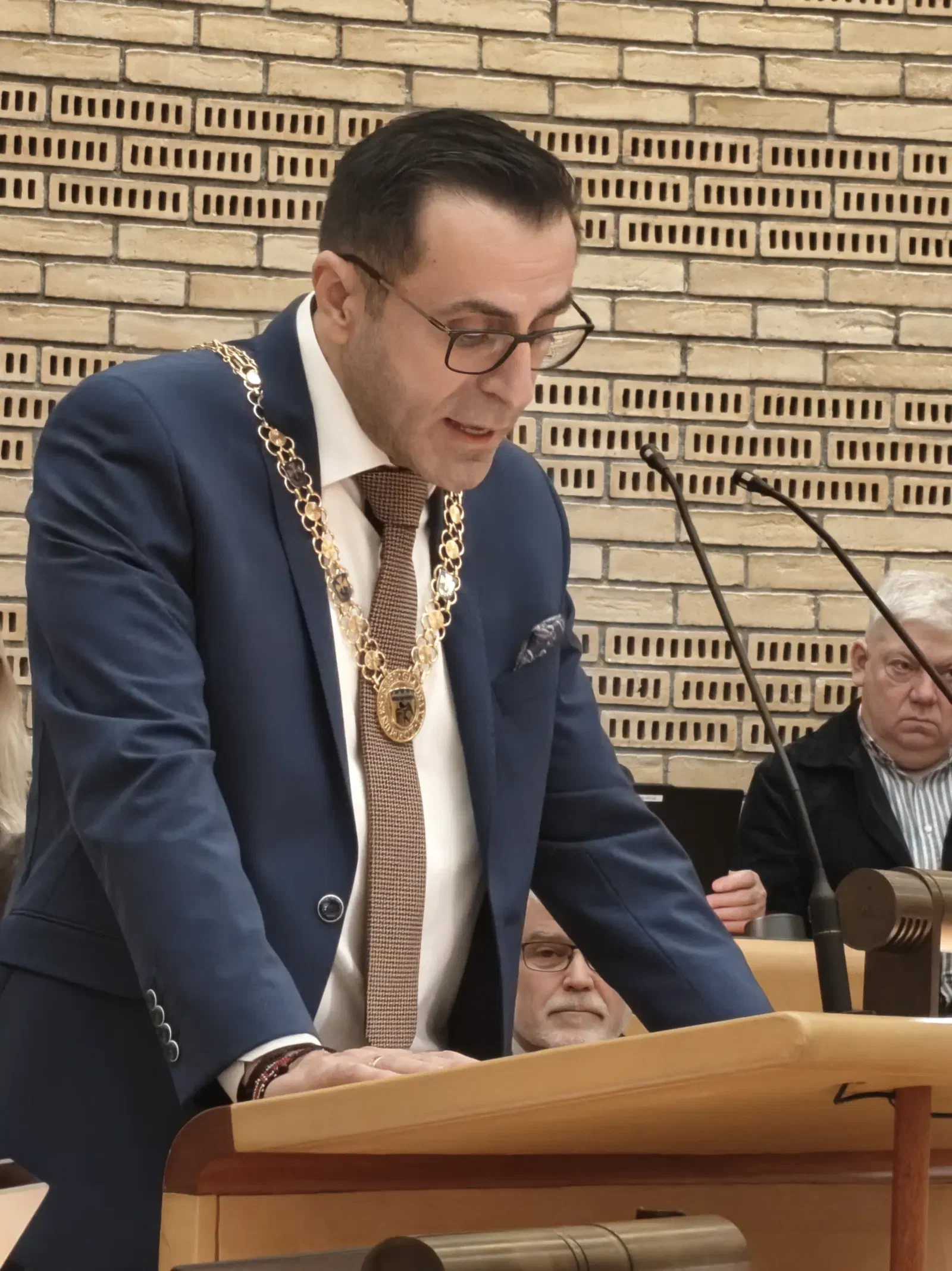 Serdal Benli holder tale med borgmesterkæden om halsen