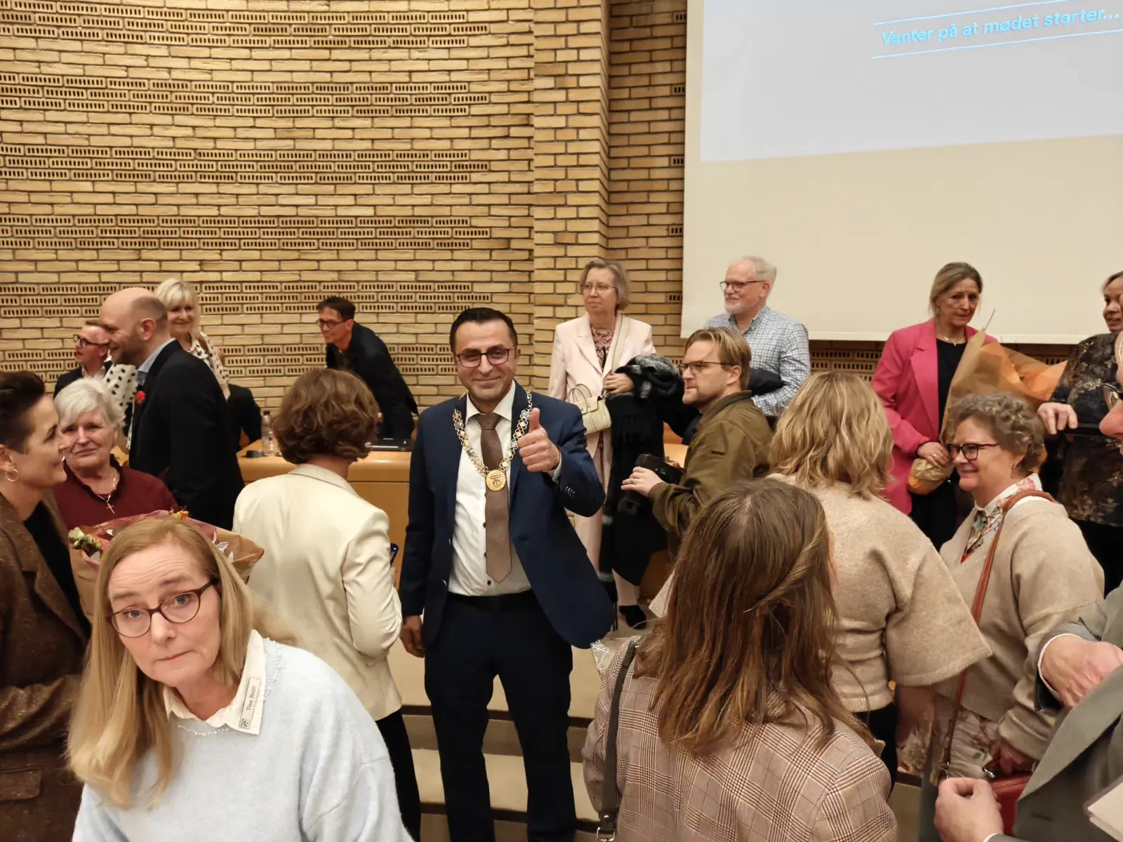 Serdal Benli med tommelfingeren i vejret blandt gratulanter