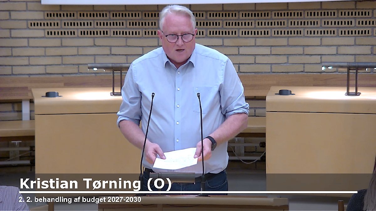 Kristian Tørning ved talerstolen med sit manuskript under budgettalen