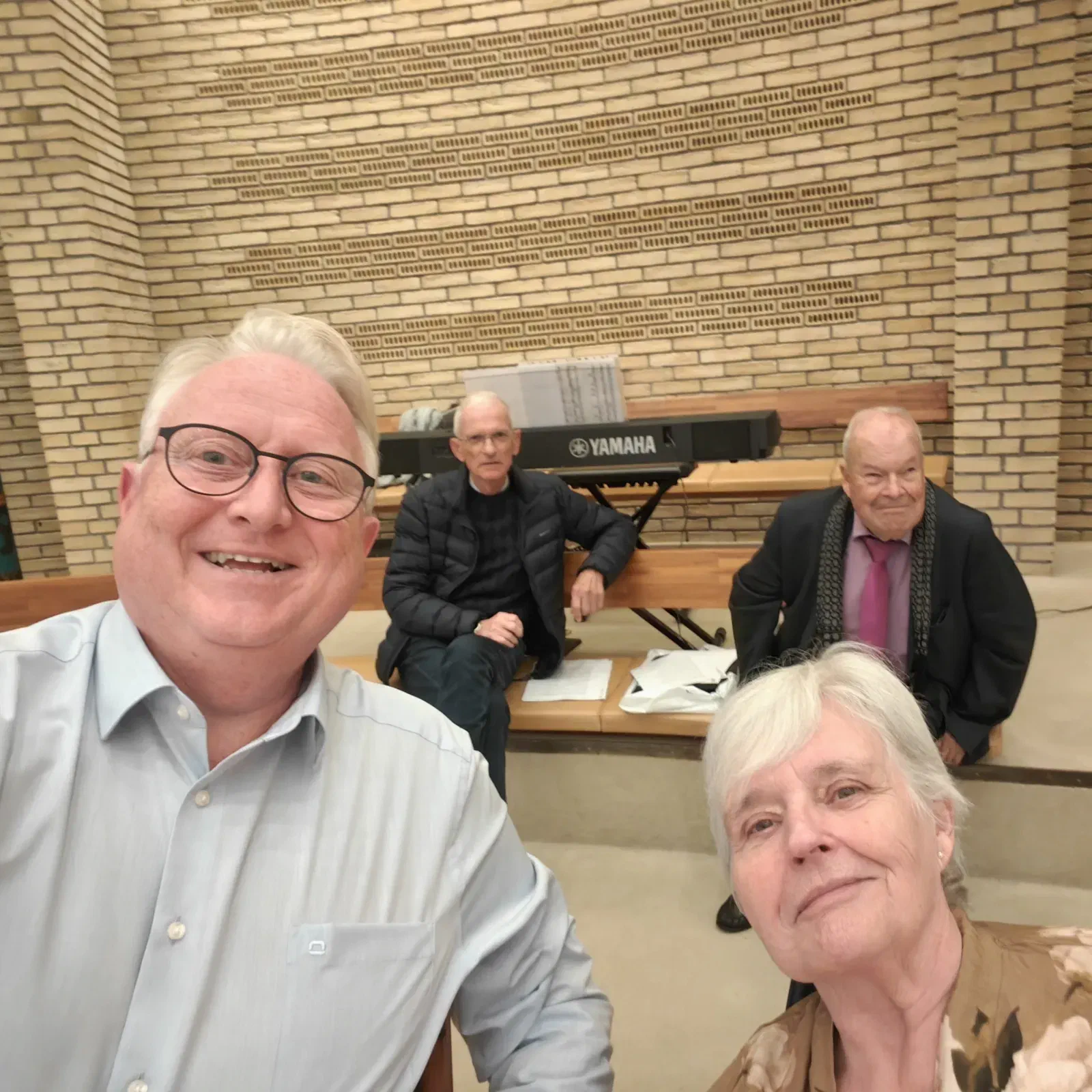 Selfie i Gladsaxe byrådssal inden byrådsmødet med tre personer i baggrunden