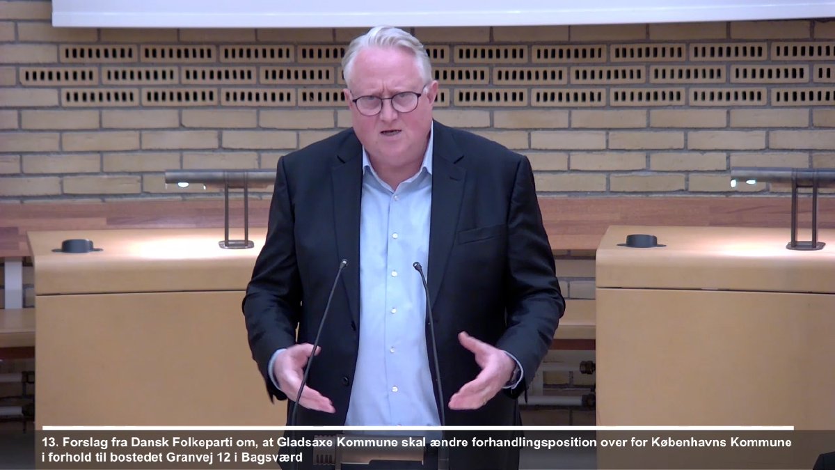Kristian Tørning taler på talerstolen for lukning af Granvej 12