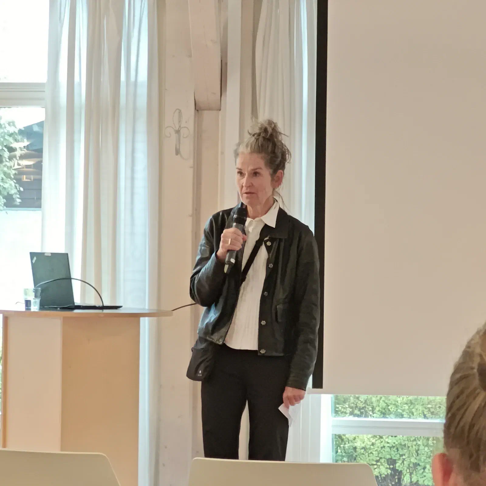 Taler med mikrofon ved et møde