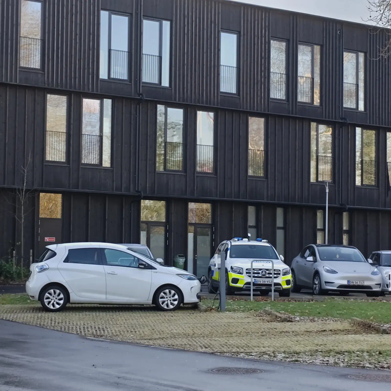 Bostedet Granvej 12 med en politibil parkeret foran indgangen