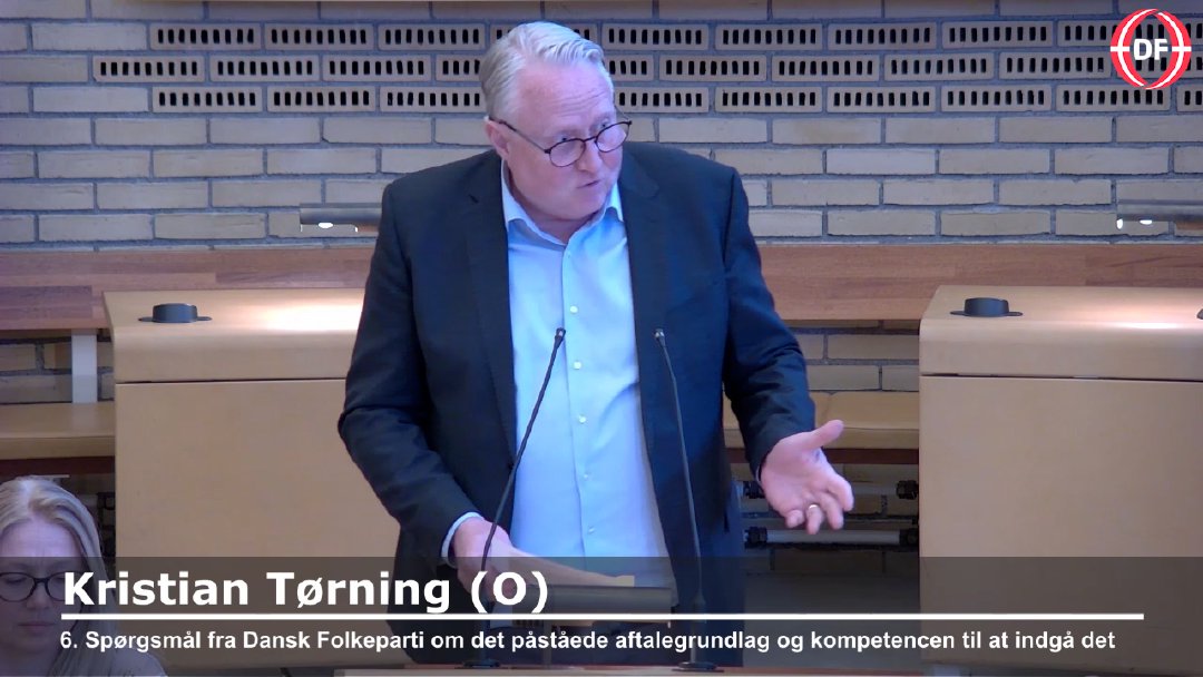 Kristian Tørning gestikulerer på talerstolen under spørgsmålet om Granvej 12-aftalen