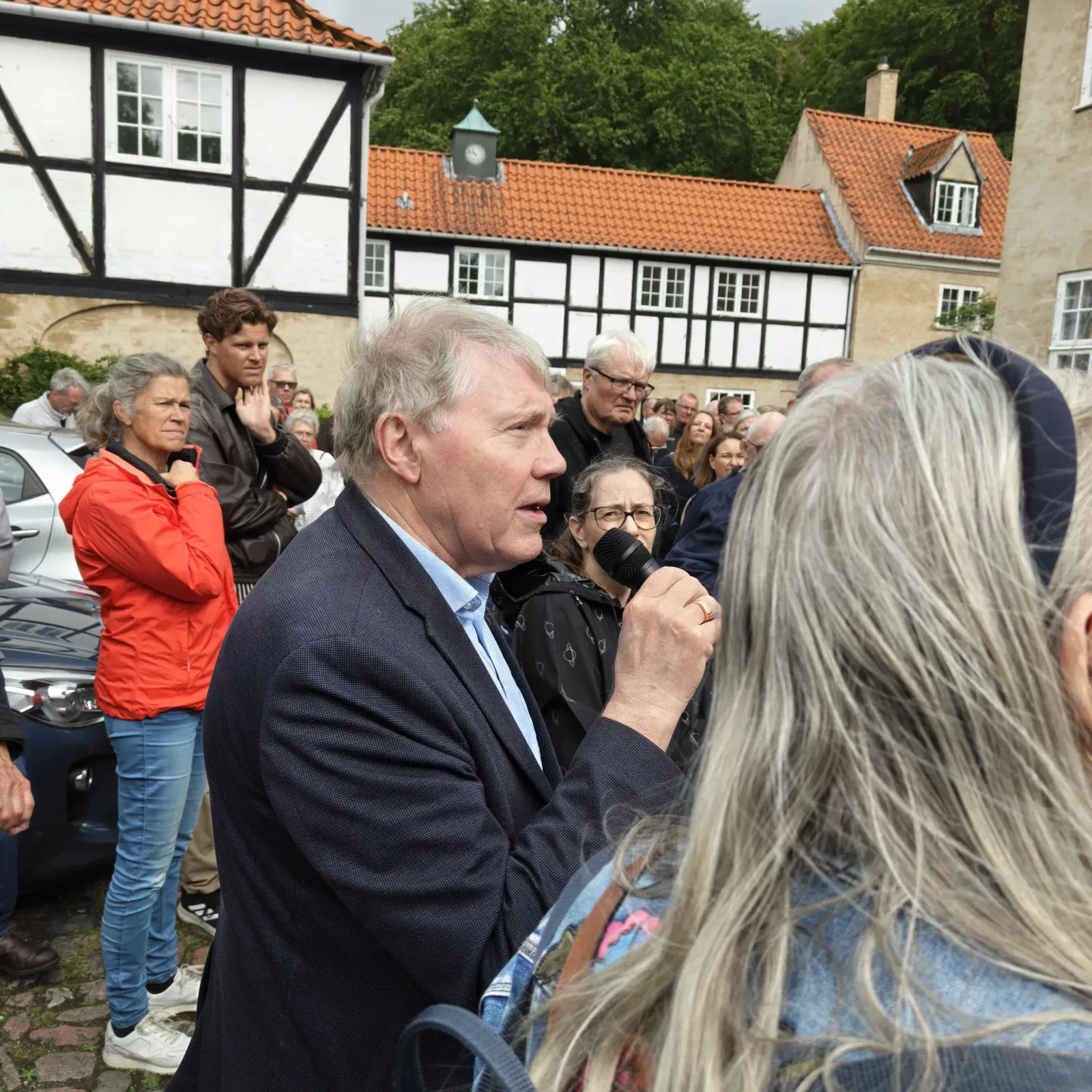 Lar Abel stiller spørgsmål i mikrofon blandt de fremmødte