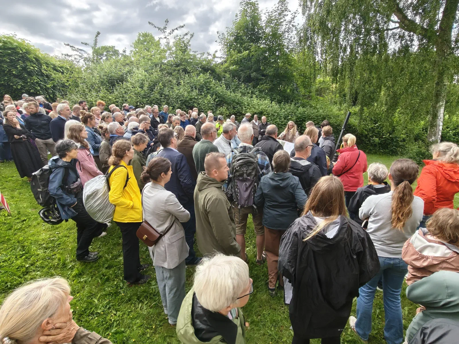 Meget stor forsamling af borgere på plænen ved Haraldsgave