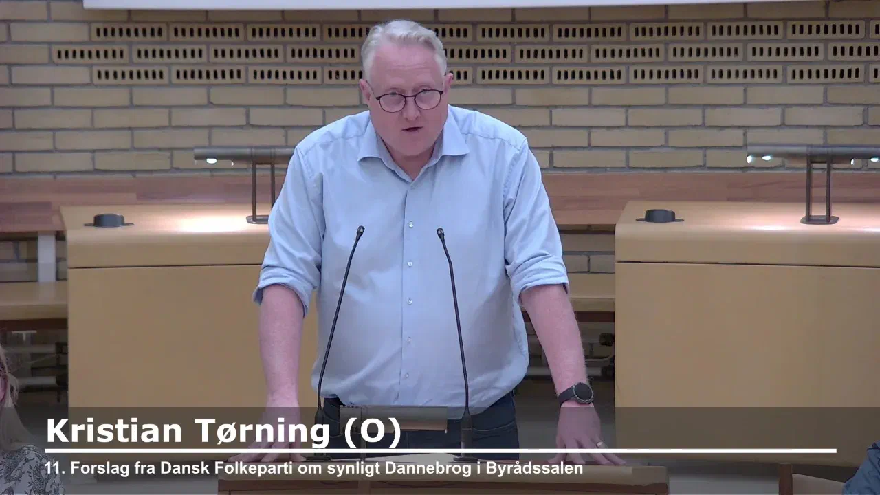 Kristian Tørning på talerstolen i byrådssalen under forslaget om synligt Dannebrog
