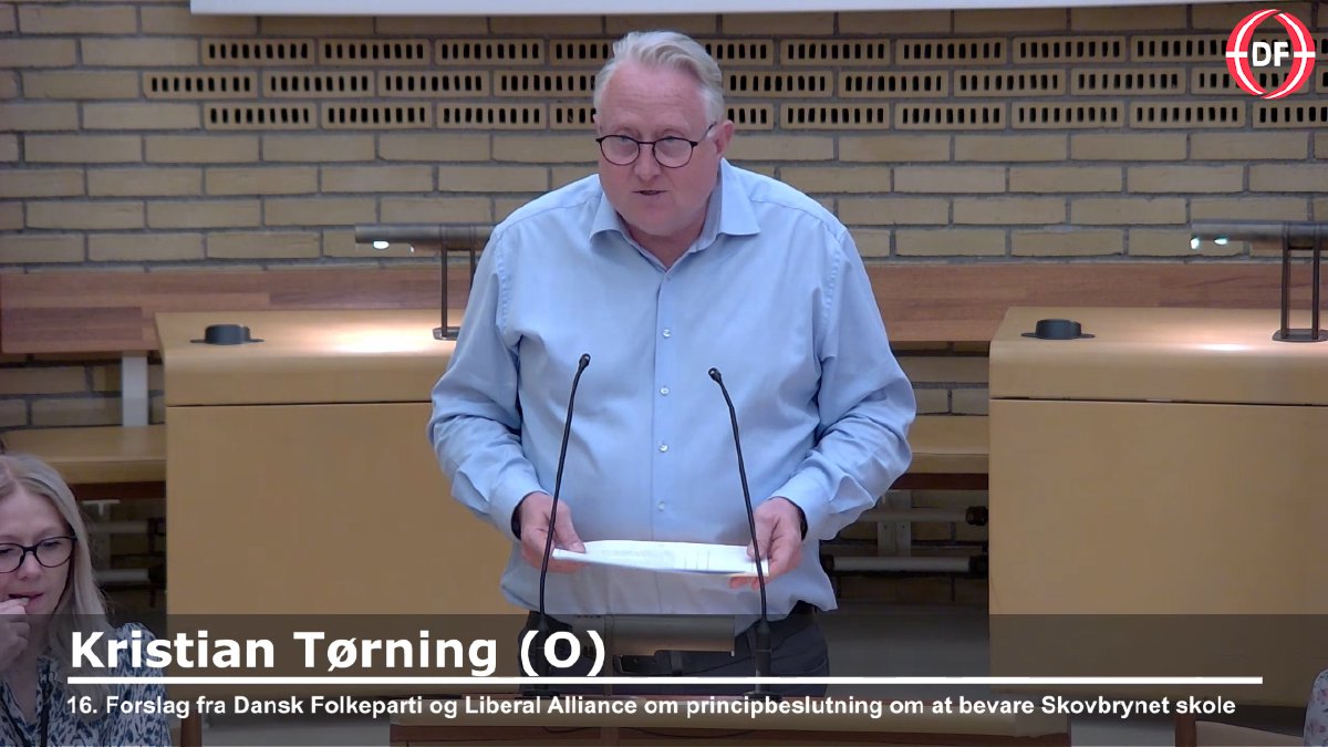 Kristian Tørning fremlægger forslaget om Skovbrynet Skole fra talerstolen