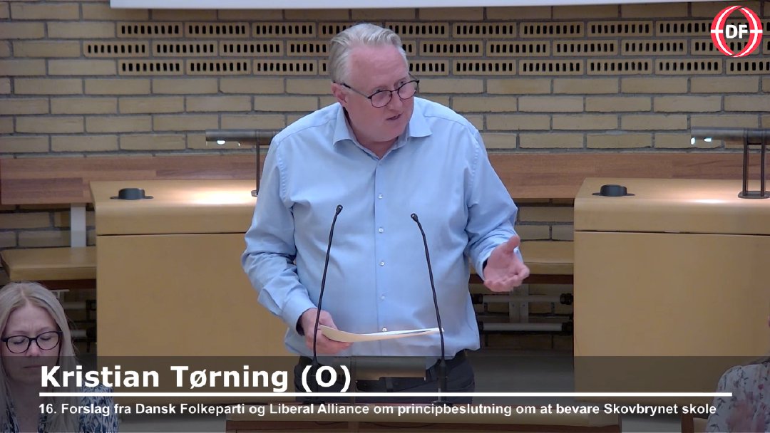 Kristian Tørning gestikulerer på talerstolen under forslaget om at bevare Skovbrynet Skole