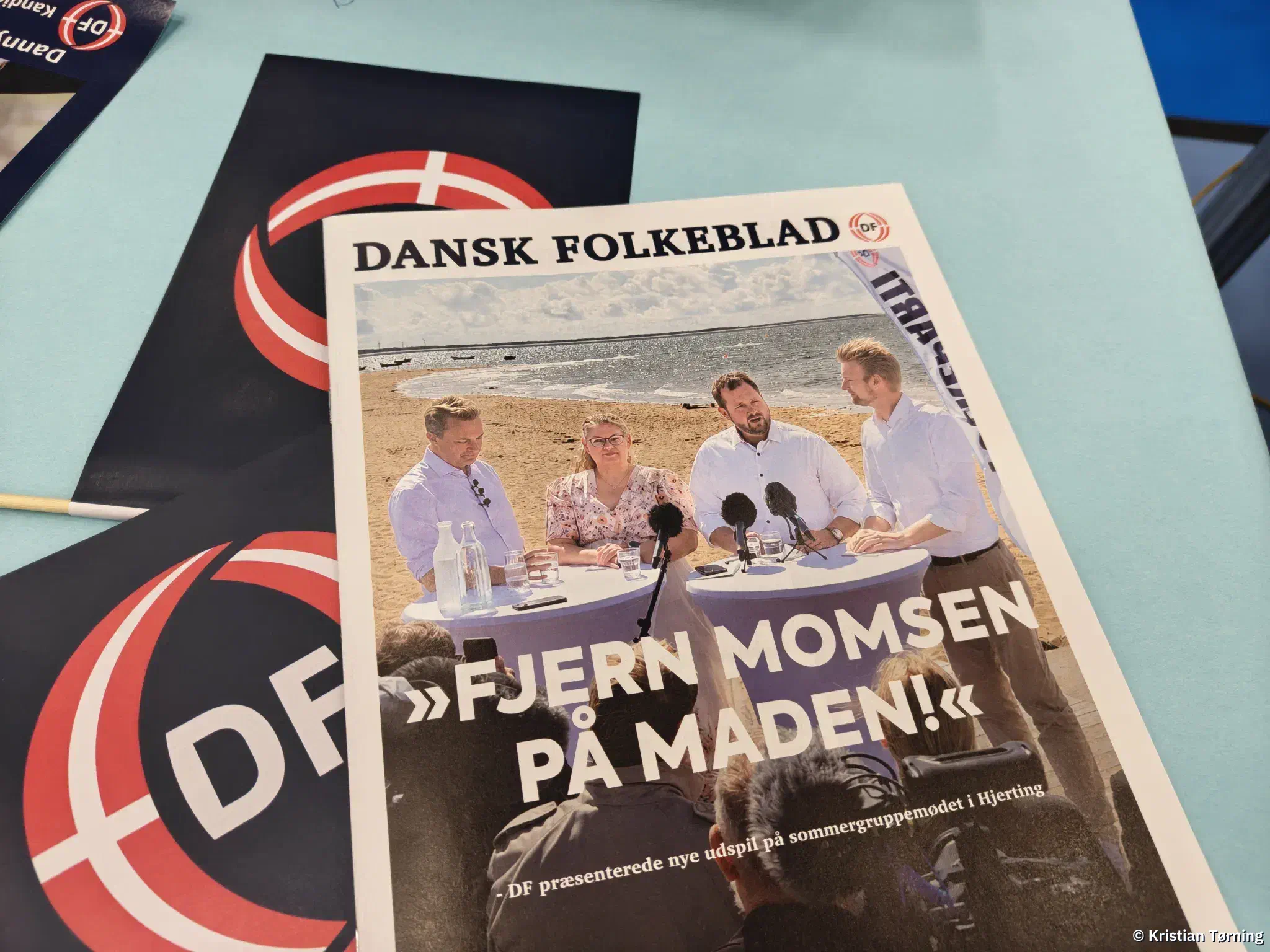 Dansk Folkeblad med forsiden Fjern momsen på maden på et bord