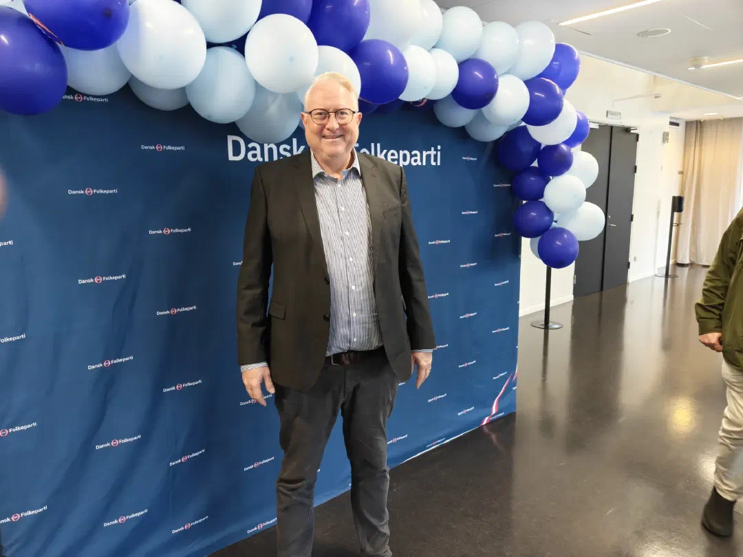 Kristian Tørning foran et Dansk Folkeparti-banner med blå og hvide balloner