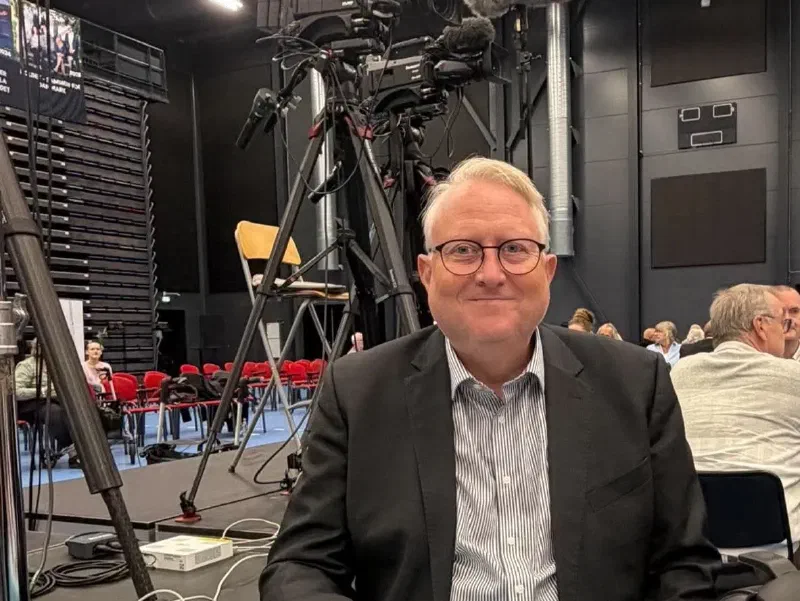 Kristian Tørning sidder i salen foran et tv-kamera på stativ