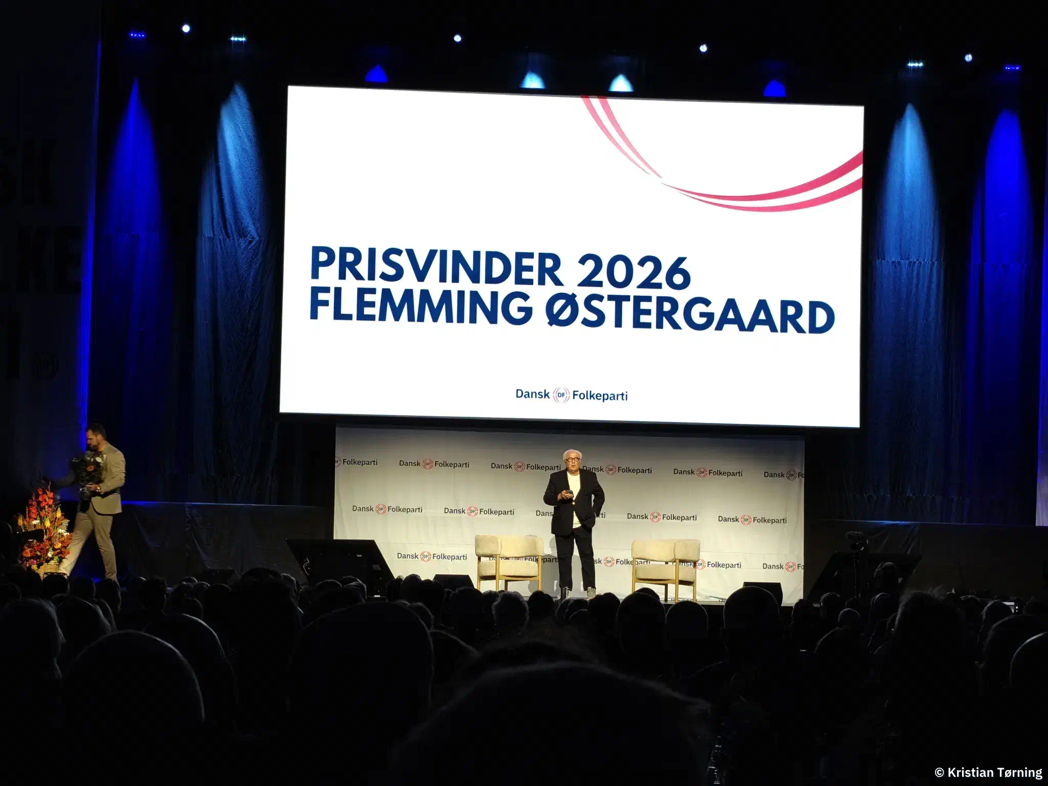 Flemming Østergaard på scenen under en skærm med teksten Prisvinder 2026