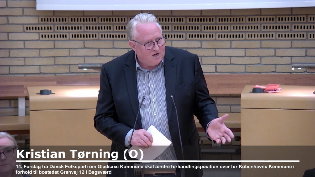 Kristian Tørning gestikulerer under sin tale i byrådssalen