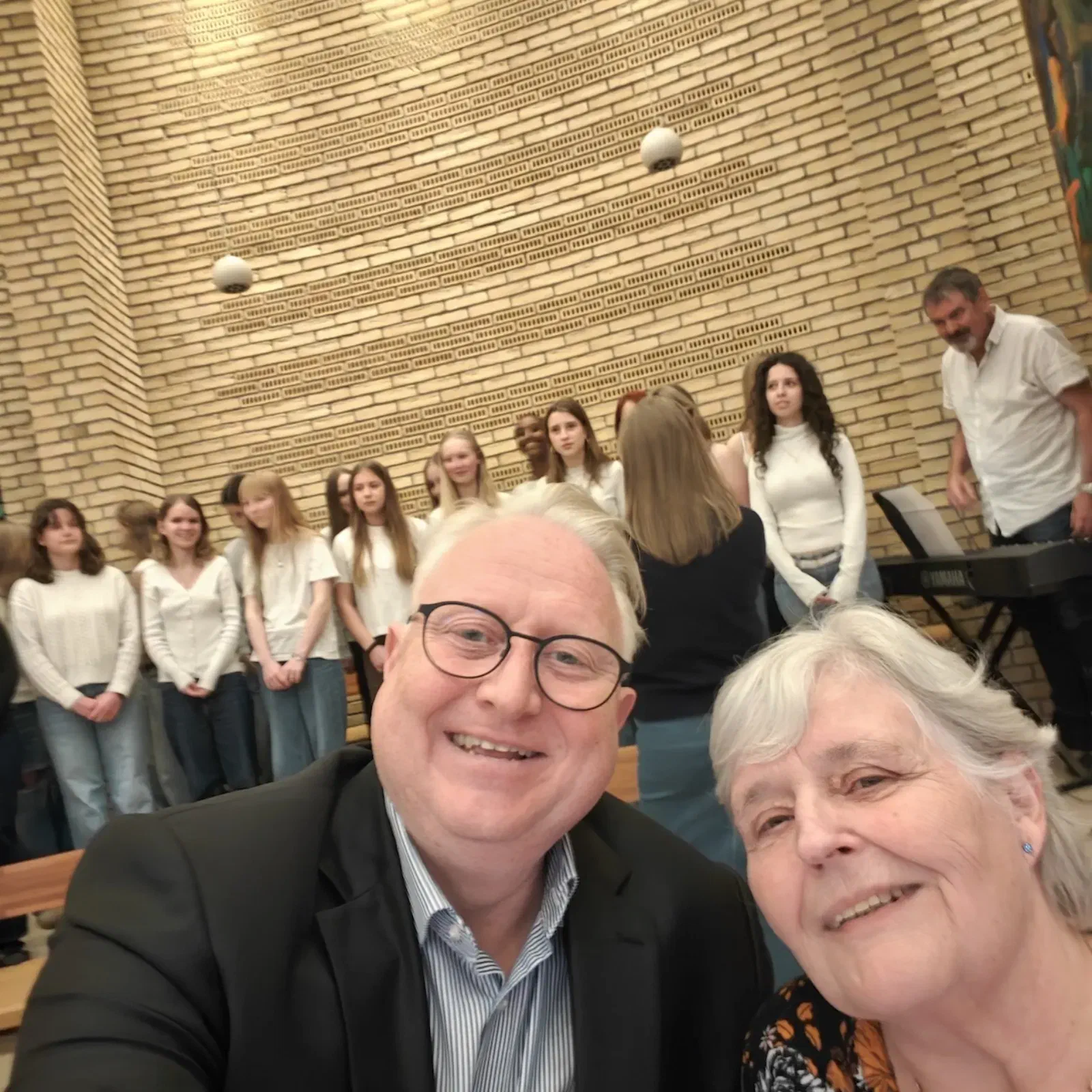 Kristian Tørning og Linda Gade med et kor i baggrunden