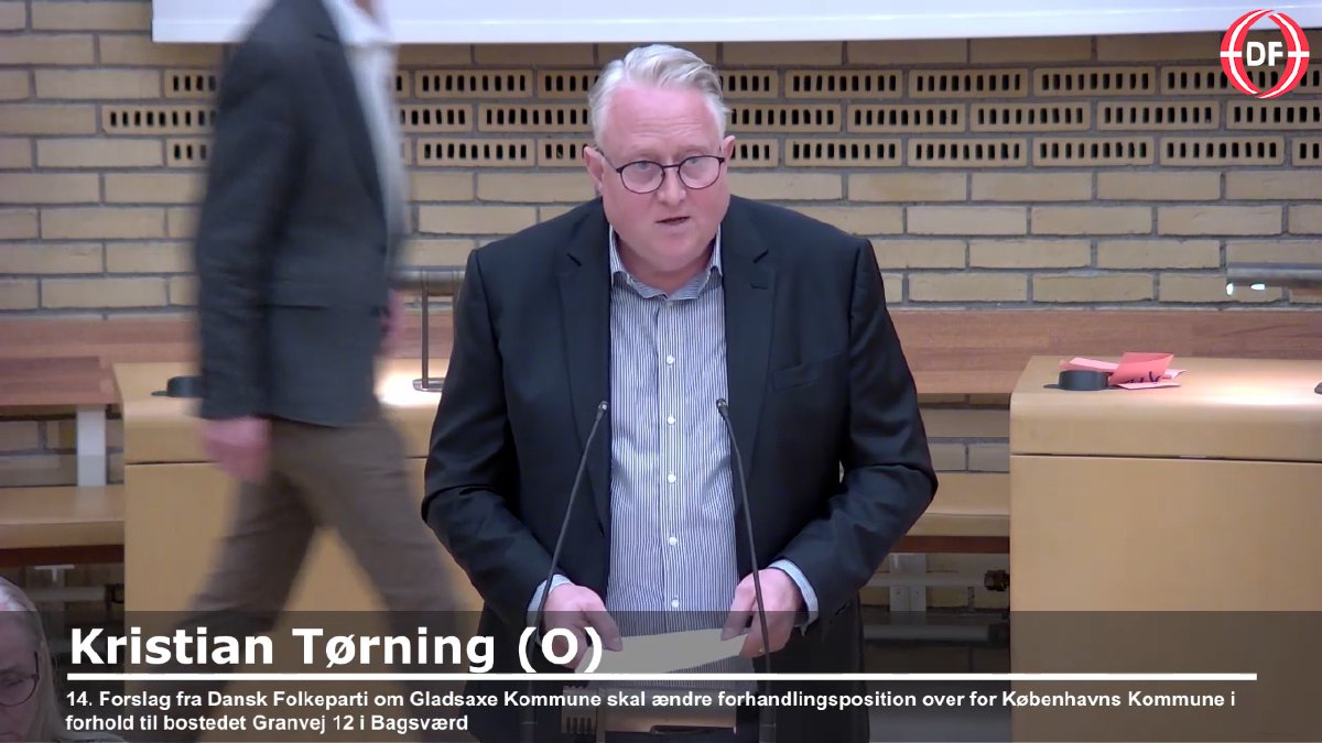 Kristian Tørning taler ved talerstolen i byrådssalen i Gladsaxe