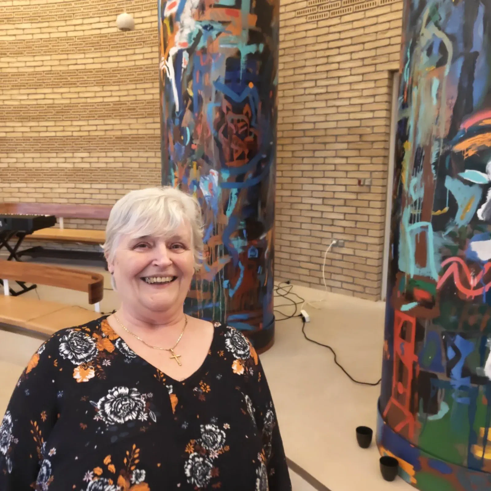 Linda Gade foran de bemalede søjler i byrådssalen