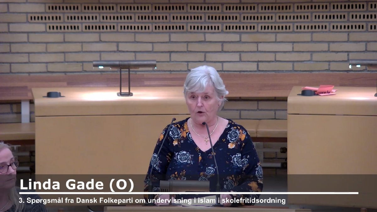 Linda Gade taler ved talerstolen i byrådssalen i Gladsaxe