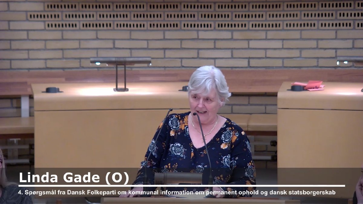 Linda Gade smiler ved talerstolen i byrådssalen i Gladsaxe