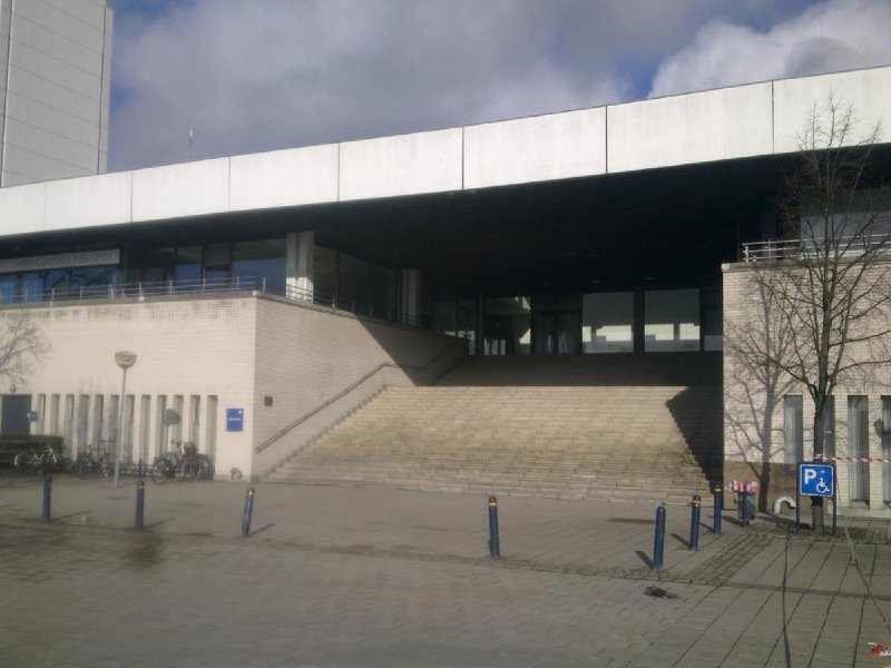 Indgangen til Høje Gladsaxe Bibliotek med bred trappe og cykelstativer
