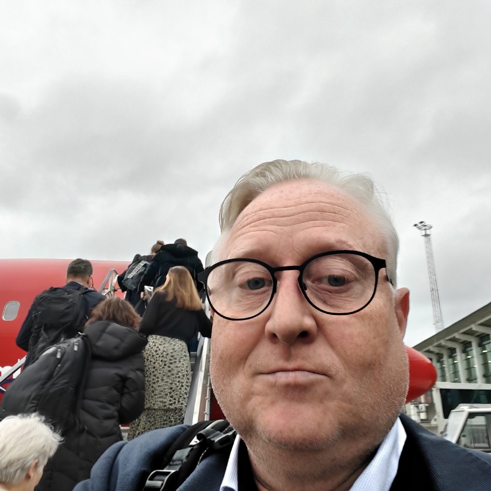 Kristian Tørning i selfie ved flytrappen under ombordstigning