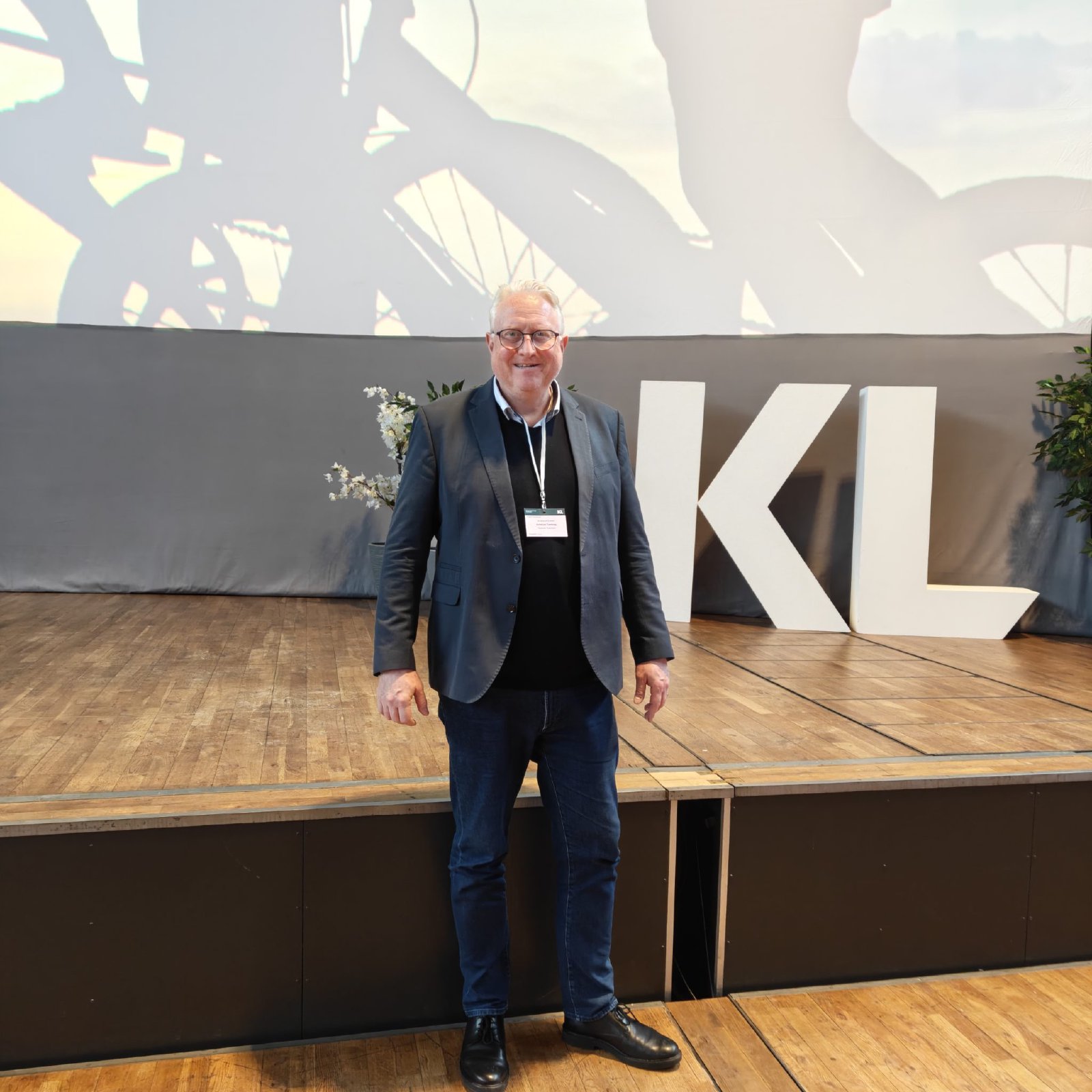 Kristian Tørning foran KL-logoet på scenen ved KØF 2026
