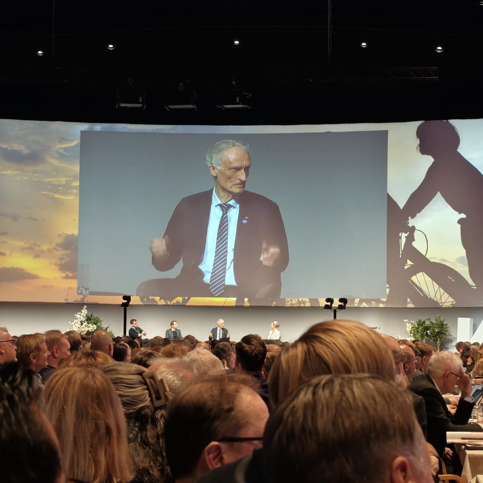 Paneldeltager vist på storskærm over scenen i kongressalen