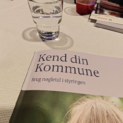 Publikationen Kend din Kommune ligger på bordet