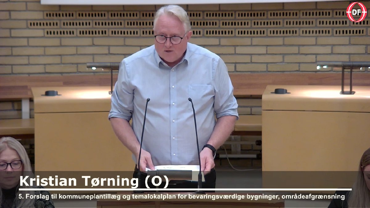 Kristian Tørning på talerstolen i Gladsaxe byrådssal under punkt 5 om bevaringsværdige bygninger