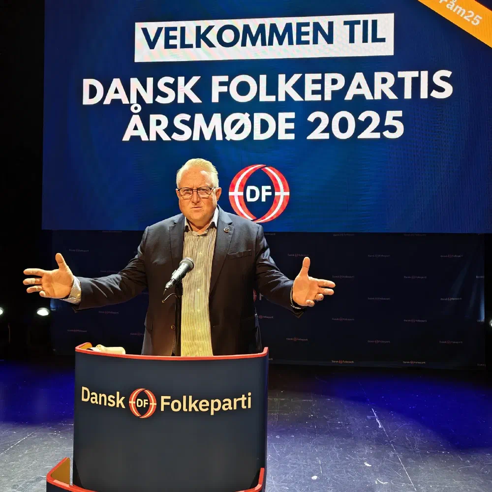 Kristian Tørning med åbne arme på talerstolen ved DF's årsmøde 2025