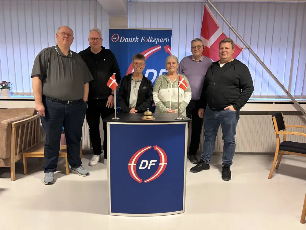 Seks medlemmer af Dansk Folkeparti i Gladsaxe bag en DF-stander med Dannebrog