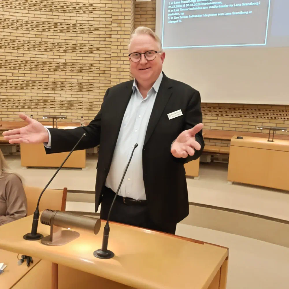Kristian Tørning med åbne arme i byrådssalen i Gladsaxe