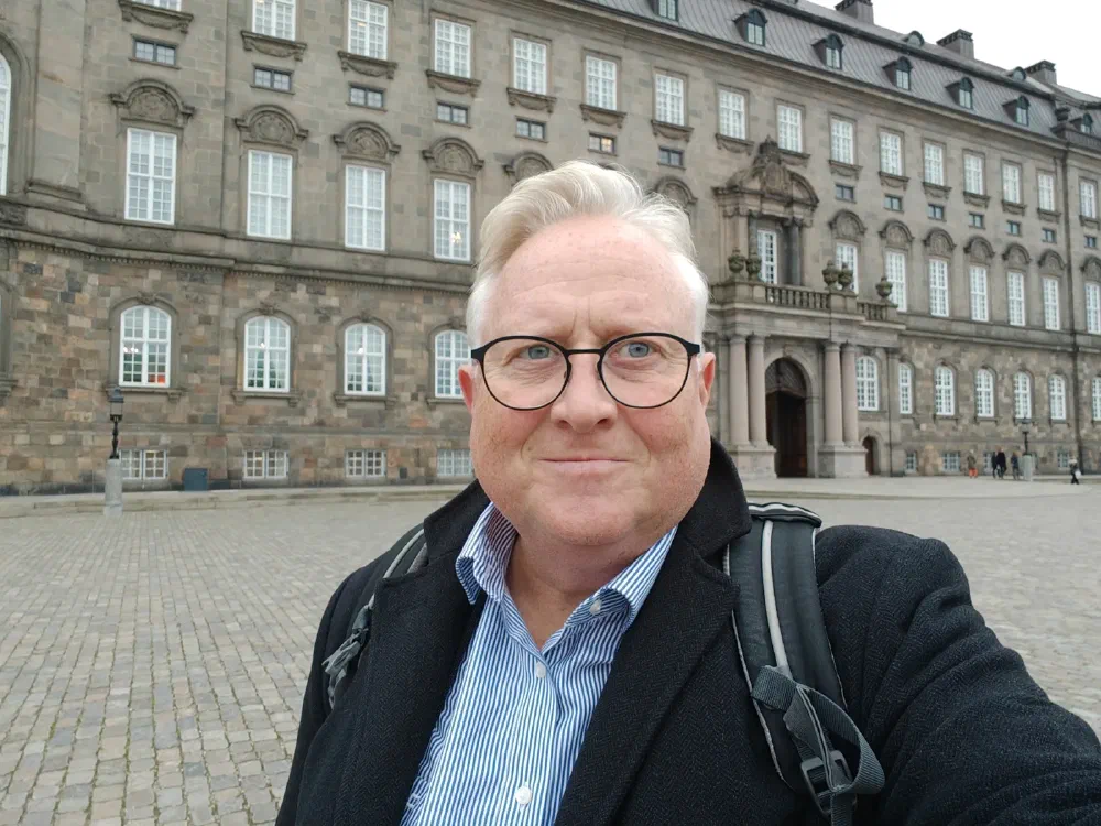 Kristian Tørning foran Christiansborg i København