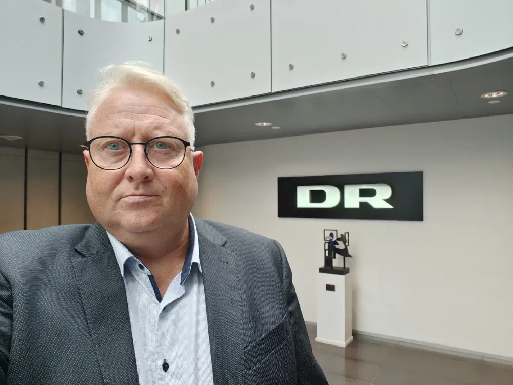 Kristian Tørning foran DR's logo i Danmarks Radios foyer