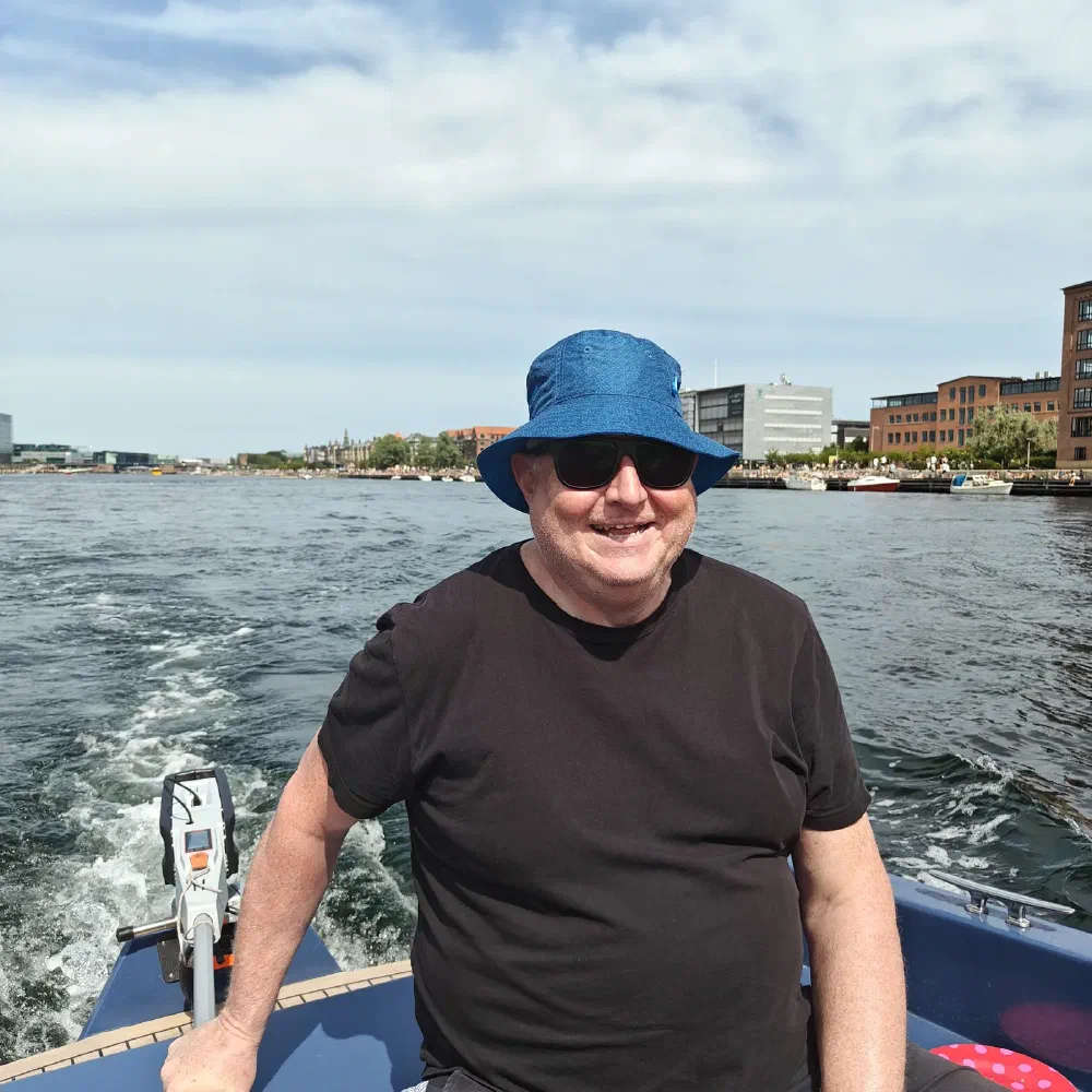 Kristian Tørning med bøllehat og solbriller på en båd i Københavns havn