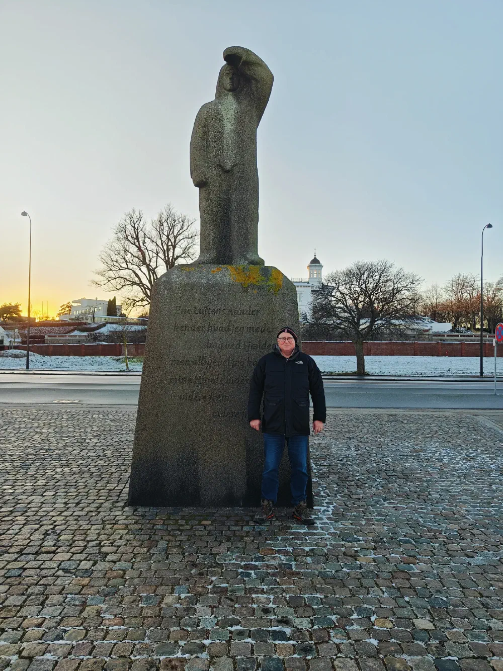 Kristian Tørning ved et stort granitmonument en frostklar vintermorgen