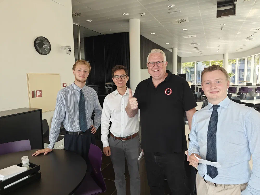 Kristian Tørning med tommelfingeren i vejret sammen med tre unge mænd