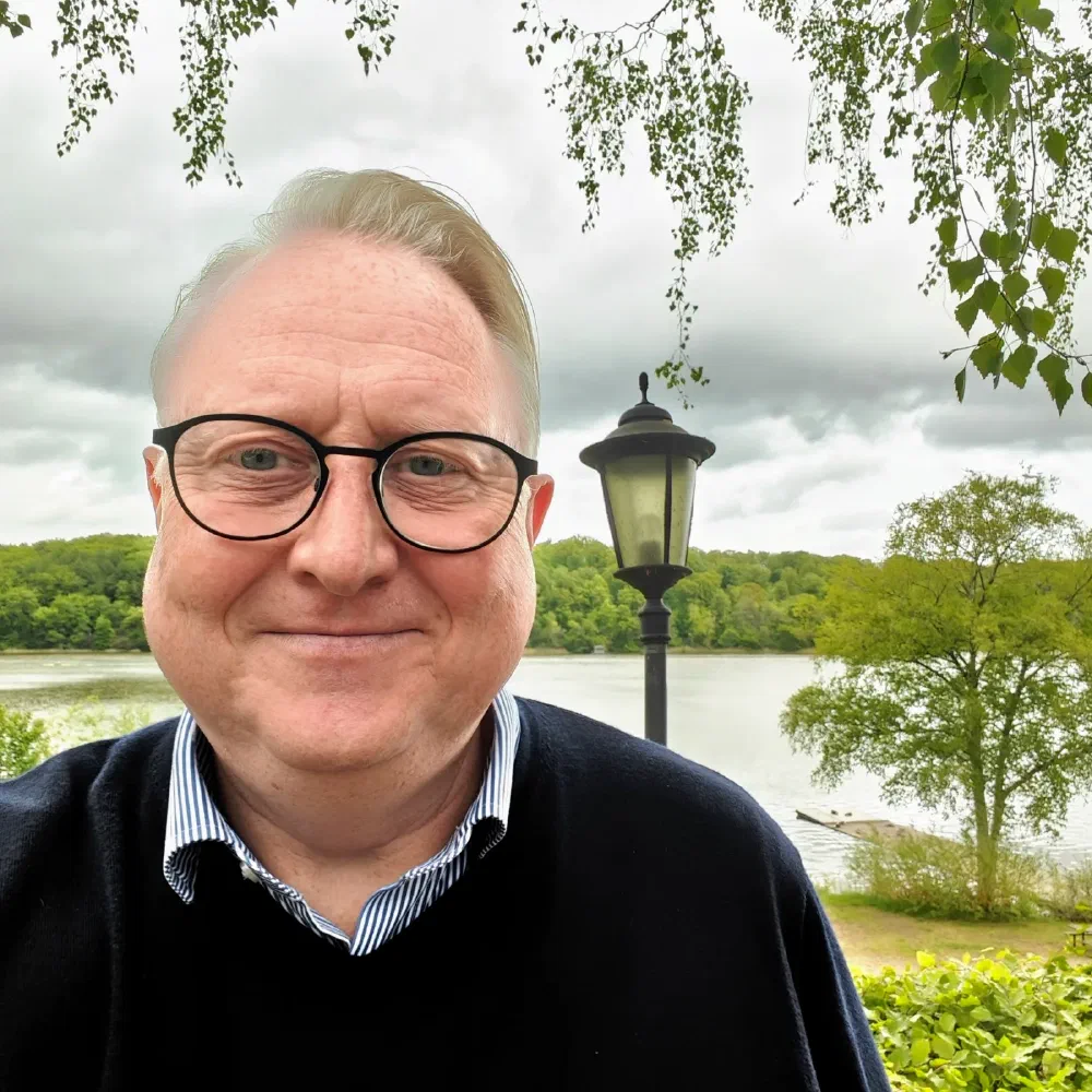 Kristian Tørning ved en sø med skov i baggrunden